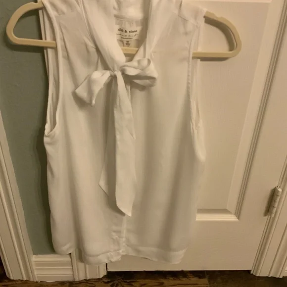 Cloth and Stone blouse size Medium. Great condition and gently worn. No tags. - Picture 3 of 3